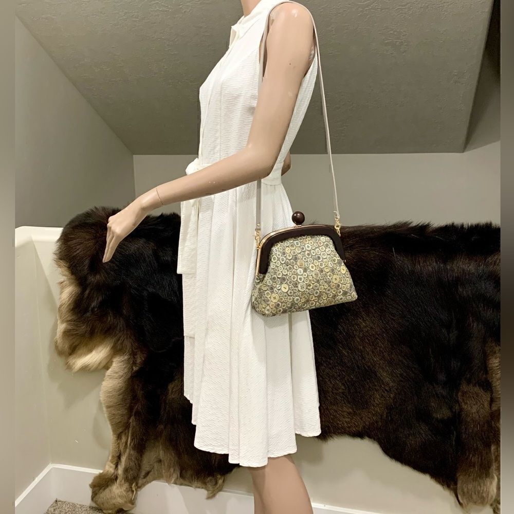Handmade Genuine Leather Relief Button Pattern Push-lock Clutch/Crossbody - Picture 8 of 16